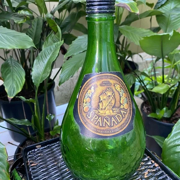 VTG SPANADA Rare Green Half Gallon Empty Wine Bottle With Cover & Label - Picture 1 of 7